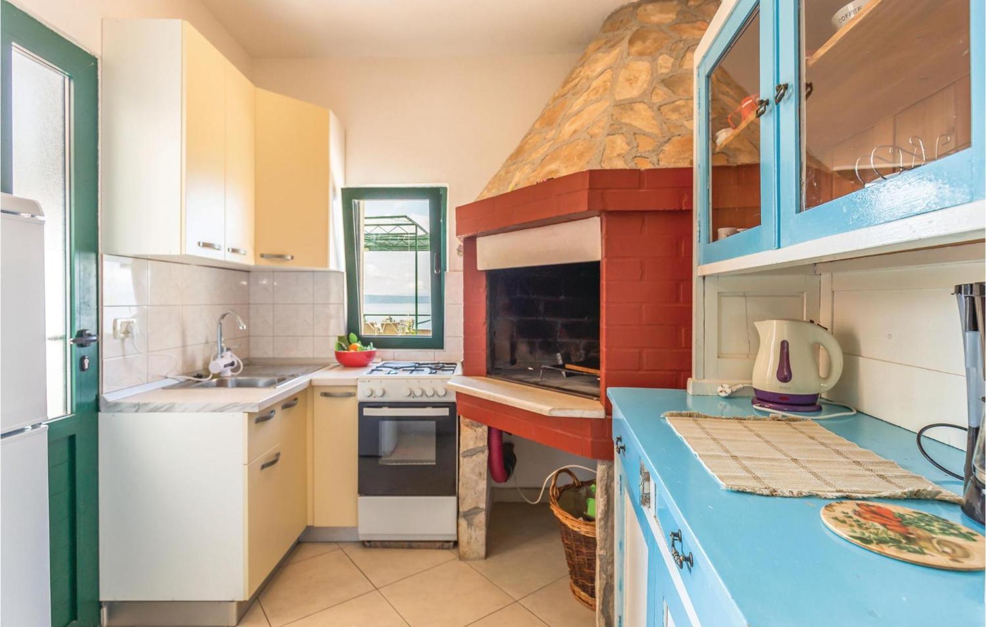 Awesome Home In Podgora With Kitchen Екстериор снимка